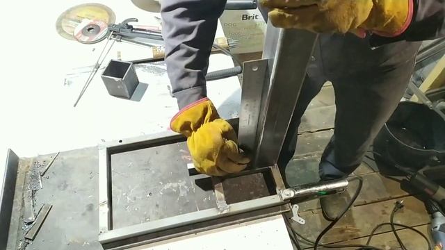 Стойка для дрели из профильной трубы! КЛАССНАЯ самоделка для дрели своими руками! смотреть онлайн