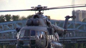 Вертолет Ми-8АМТ-1 посадка и взлет на Фрунзенской набережной