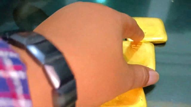 Processing 24-karat gold into gold bars смотреть онлайн