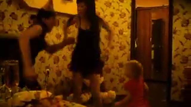 танцы))) дочки и мамы))) смотреть онлайн