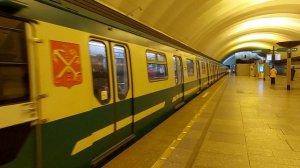 Прибытие метропоезда на станцию Обухово, Санкт-Петербург