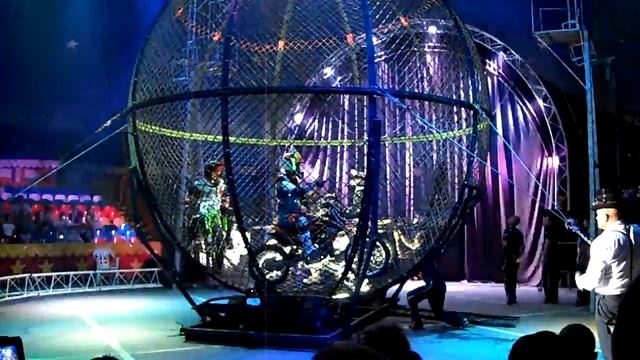 Цирк шапито Демидовых Шар смерти в Кемерово смотреть онлайн