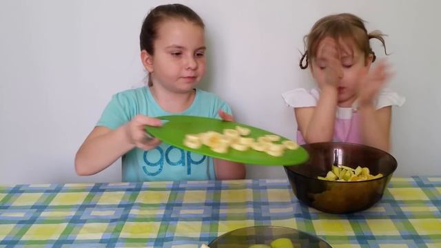 Готовим фруктовый салат с йогуртом. Фруктовый салат простой и полезный десерт смотреть онлайн