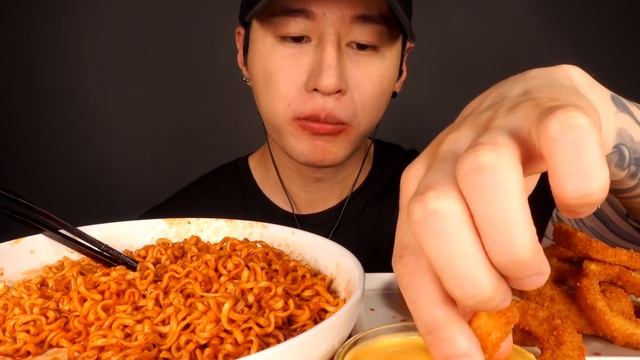 ASMR NUCLEAR FIRE NOODLES & CHEESY ONION RINGS MUKBANG (No Talking) EATING SOUNDS | Zach Choi ASMR смотреть онлайн