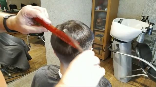Стрижка мужская машинкой , стрижка в прямом эфире. круглая форма men's haircut смотреть онлайн