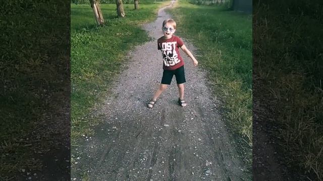 Floss dance, флос Денис, shuffle dance, малыш танцует в удовольствие смотреть онлайн