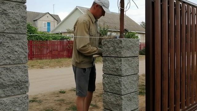 Столб забора из блоков рваный камень смотреть онлайн
