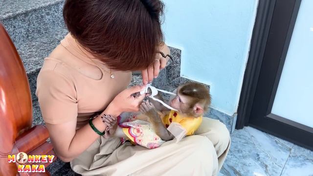 Kaka pretended to hurt her hand to get her mother's attention смотреть онлайн