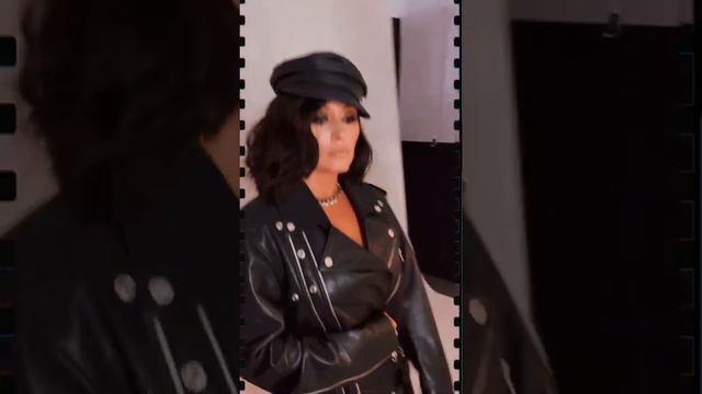 Мария Кравченко позирует в кожаном плаще смотреть онлайн