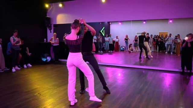 Cerremos Ese Capítulo - Mayinbito | Bachata Dance смотреть онлайн