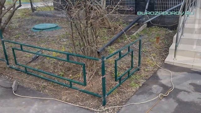 Монтаж сварного ограждения во дворе дома в Ясенево смотреть онлайн