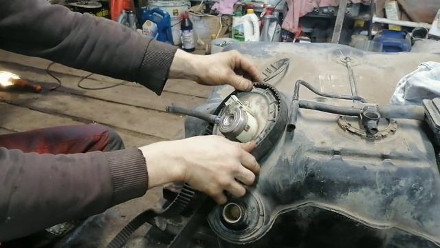 Как затянуть крышку бензонасоса и несломать? смотреть онлайн