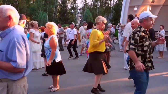 ЦЫГАНКА МОЛОДАЯ! ТАНЦЫ В ПАРКЕ ГОРЬКОГО ХАРЬКОВ.mp4 смотреть онлайн