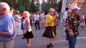 ЦЫГАНКА МОЛОДАЯ! ТАНЦЫ В ПАРКЕ ГОРЬКОГО ХАРЬКОВ.mp4