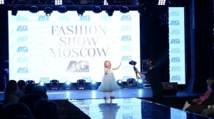 Гречищева Майя, 5 лет. Выступление Fashion Show Moscow (Вокальная Школа Марины Корвин).mp4
