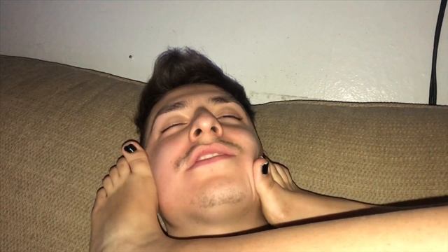 WHY WAS SHE RUBBING HER FEET ON MY FACE?! смотреть онлайн