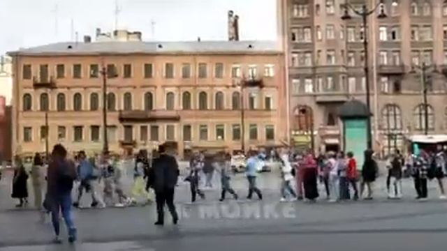 В Питере снова заработал H&M — в него выстроилась огромная очередь практически до метро смотреть онлайн