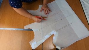 Платье с рельефами из двух тканей компаньонов. Моделирование и раскрой.mp4