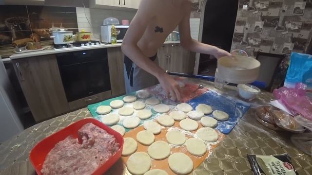 Кто быстрее съест пельмени ! Школьник повар приготовил домашние кавказские хинкали смотреть онлайн