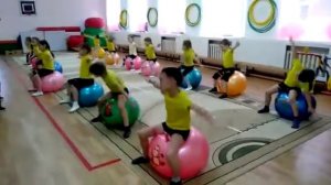Утренняя гимнастика на фитболах