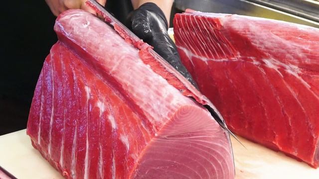 How a Master Sushi Chef Cuts a Giant Bluefin Tuna Luxurious Sashimi смотреть онлайн
