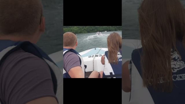 Гонки на катерах по реке