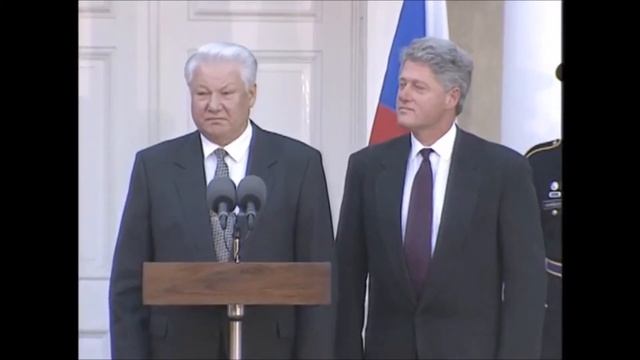 Ельцин расщекотал Клинтона на лужайке белого дома | Борис Ельцин и Билл Клинтон 1995