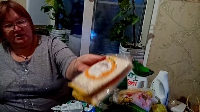 Деньги, жгут ляшку. Получила зарплату и всюю потратила. смотреть онлайн