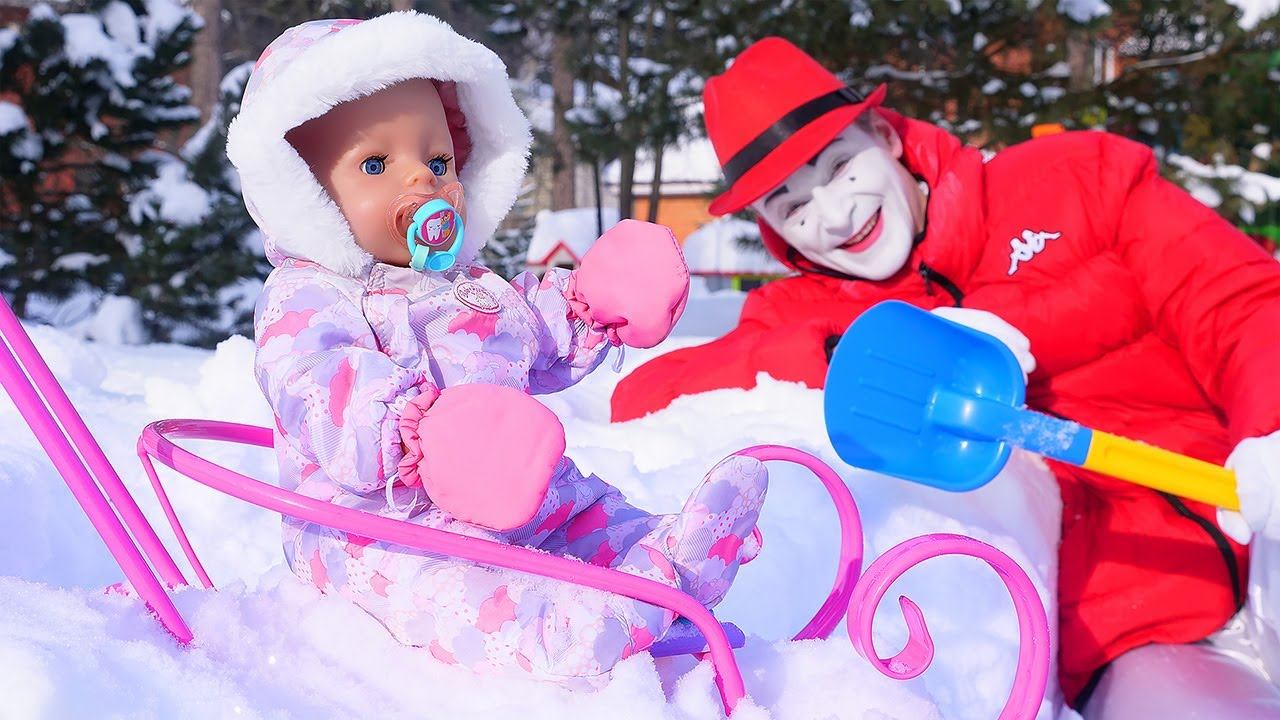 Видео игры как мама. БЕБИ БОН на прогулке! Ищем Замок в снегу! Baby born в видео куклы для девочек смотреть онлайн