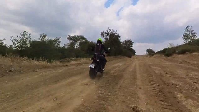Июньская покатушка возле Ставровуни. Ломаем Aprilia Touareg. Крейзи Ducati. Покатушка #1 смотреть онлайн