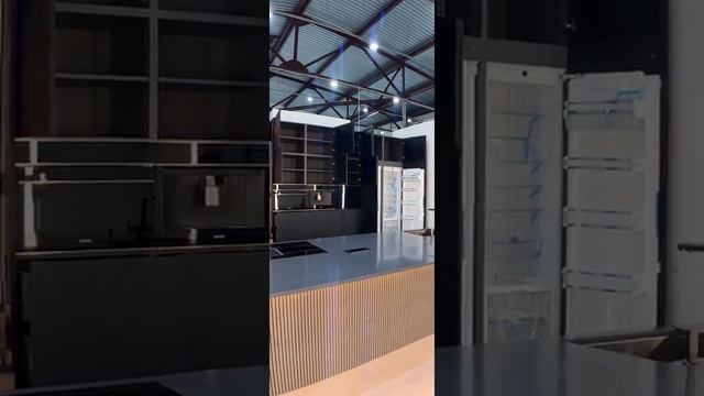 Hamiltoun кухня премиум-класса, фасады из сатинированного стекла, шпон американского ореха смотреть онлайн