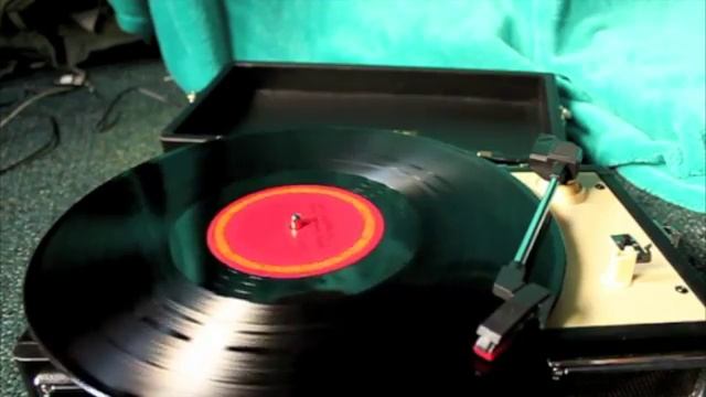 Crosley CR40 Mini Record Player смотреть онлайн