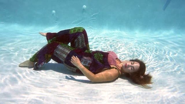 Grooving underwater in my groovy overalls смотреть онлайн