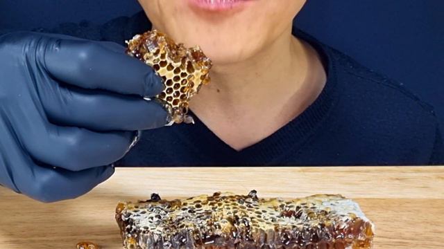 [SUB] 벌이 박혀있는🫥 벌집꿀Honeycomb 꿀 Honey Eating Sound Asmr Mukbang смотреть онлайн