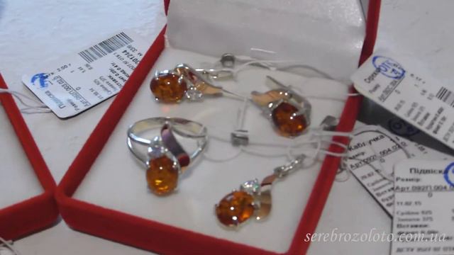 Набор из серебра с золотом (серьги, кольцо и подвеска) и улекситом или янтарем смотреть онлайн