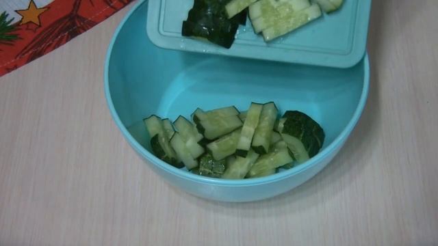 Салат с копчёной курицей и яичными блинчиками. Вкусный и сочный! смотреть онлайн