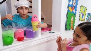 Хайди и Зидан притворяются, что продают игрушки из песочного мороженого для детей