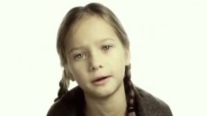 Русская девочка читает стихотворение Константина Симонова «Если дорог тебе твой дом»