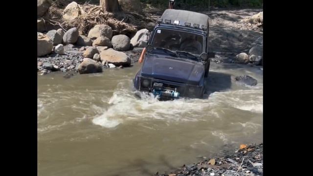 Suzuki Samurai 4x4 atravesando el rio смотреть онлайн
