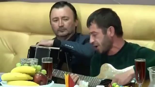 Вахид Аюбов поет под гитару- (Дика йо1) смотреть онлайн