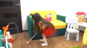 Пылесос все проглотил! Веселая история про уборку. Дарина и игровой набор. Мультики про пылесос