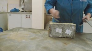 Проверка бетона на прочность в лаборатории