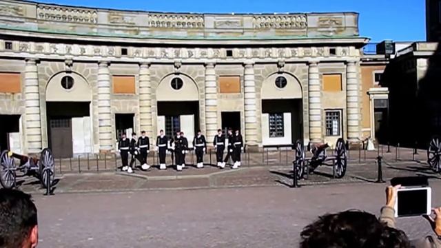 Развод. Почётный караул. Divorce. A guard of honor. смотреть онлайн