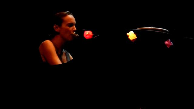 Claire Keim "Défends-moi" смотреть онлайн