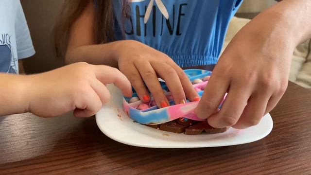 Готовим в POP IT Шоколадный ПОП ИТ Бисквитный ПОП ИТ и Жилейный ПОП ИТ Лайфхаки эксперименты с POPI смотреть онлайн