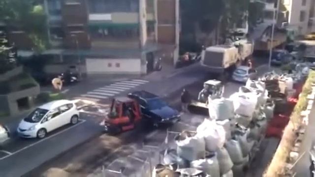 Погрузчик против легковушки! смотреть онлайн