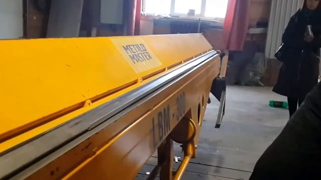 Листогиб Metal Master LBM: Рез крашенной оцинковки 0,5мм. смотреть онлайн