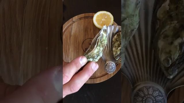 Как открыть устрицу дома (how to open an oyster at home) смотреть онлайн