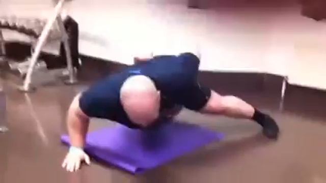 Отжимание на одной руке (после жима лёжа). смотреть онлайн