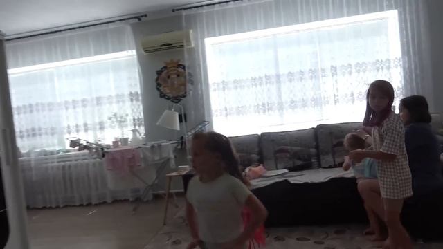 Всем гуртом уговариваем Дарину , она отказывается и плачет! 26.07.23 смотреть онлайн